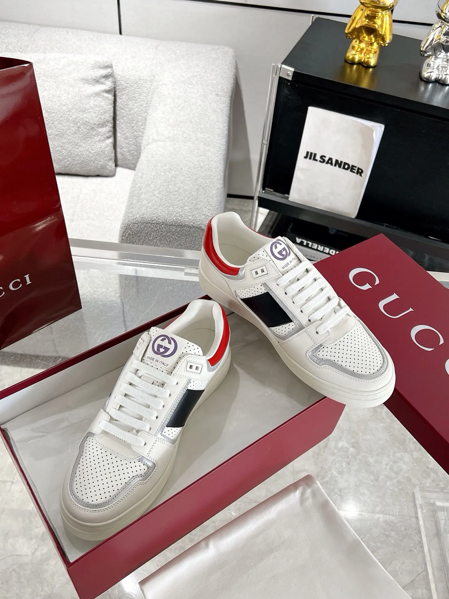 👟👟Ex-factory price 700👟👟 The latest casual sneakers for couples in white shoes❗️❗️ Original purchase, development and production. The sneakers are inspired by the classic sneakers of the 1970s, and the name is taken from the defensive movements in sports. This accessory is crafted from white leather, with an interlocking Double G stripe webbing embellished on the side, and the Gucci retro logo embellished on the shoe body. Original imported first-layer cowhide. Original custom-made soft sheepskin lining. Original open-molded TPU outsole. Bottom thickness: 2.5CM. Size: 35-44 (45 is custom-made and cannot be returned or exchanged)